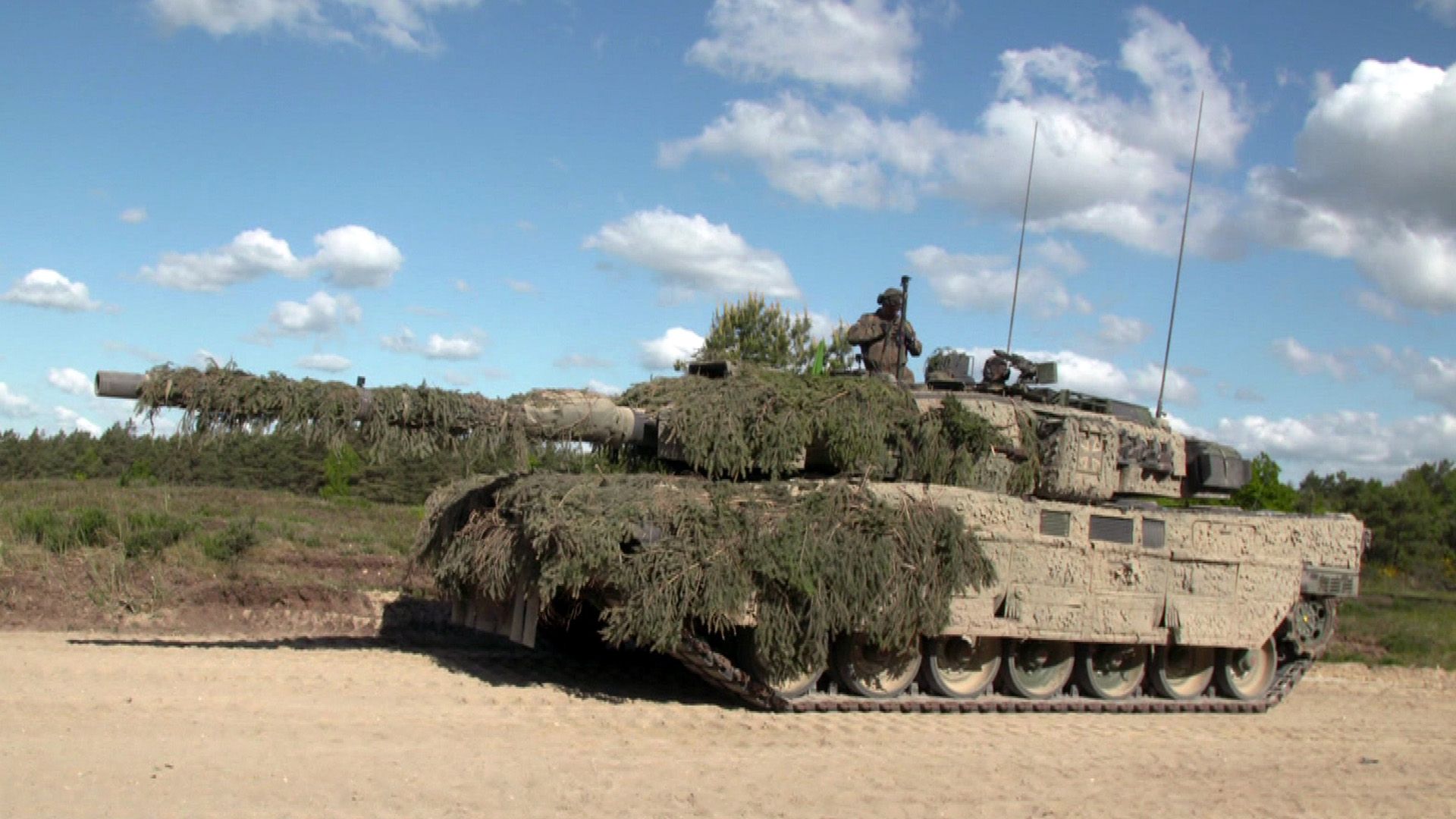 Themen u. a.: Leopard 2A7V im Gefecht - Scharfschießen in Bergen