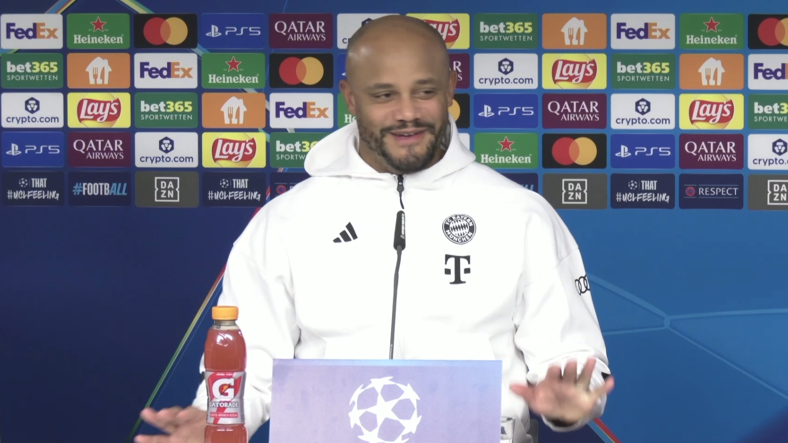 FC Bayern - Vincent Kompany nach Diaz-Frage entgeistert: "Zwei Wochen?!"
