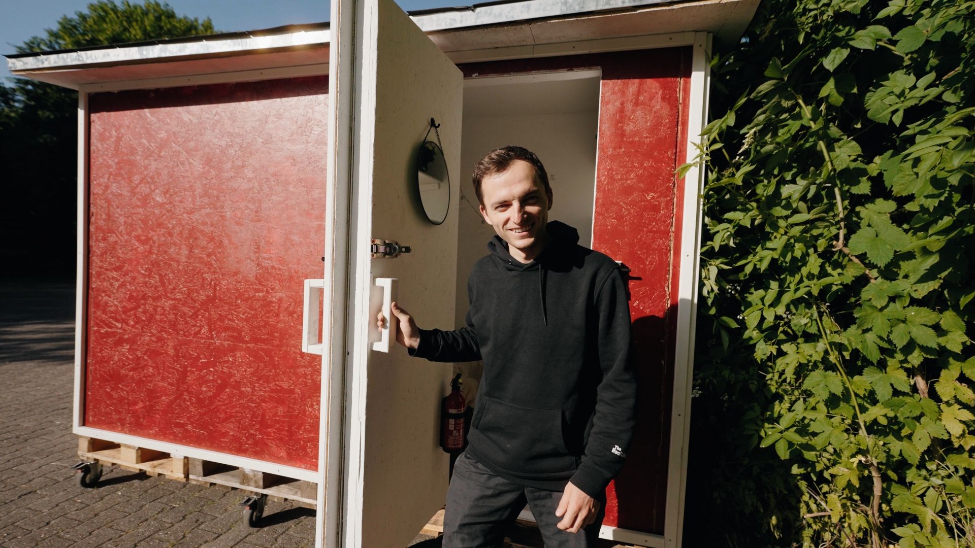 Wir verschenken unser TINY HAUS an eine Obdachlose Person