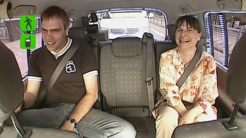 Quiz Taxi Quiz Taxi Folge 15: "Bisschen wie bei Stromberg!" Quiz Taxi sammelt Kollegen in Düsseldorf ein