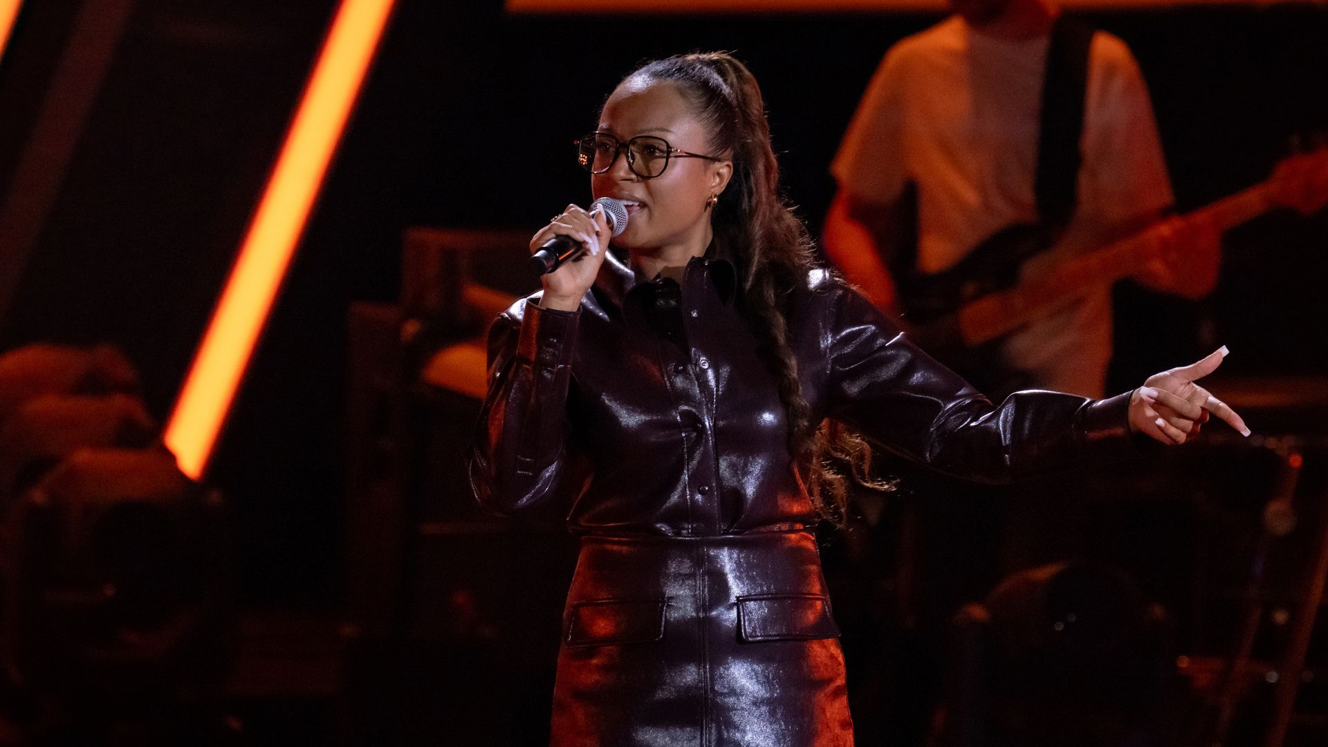 "Try Again": Adisa Schäfer singt R&B-Klassiker von Aaliyah