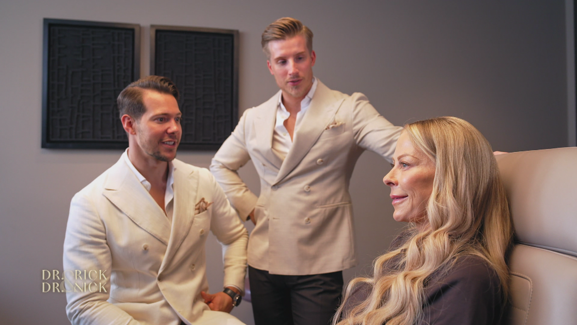 Zwischen Behandlung und Promi-Klatsch - Jenny Elvers bei den Beauty-Docs