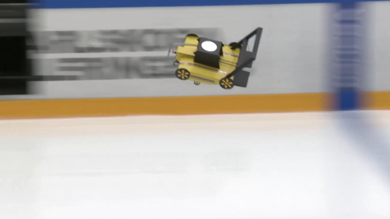 Nanu?! Fliegender Rasenmäher beim Eishockey