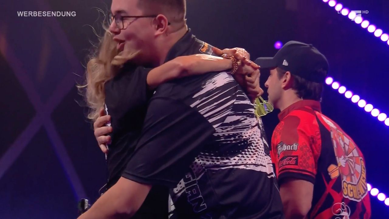 Promi-Darts-WM: Volltreffer! Cathy Hummels stürmt Gian van Veen