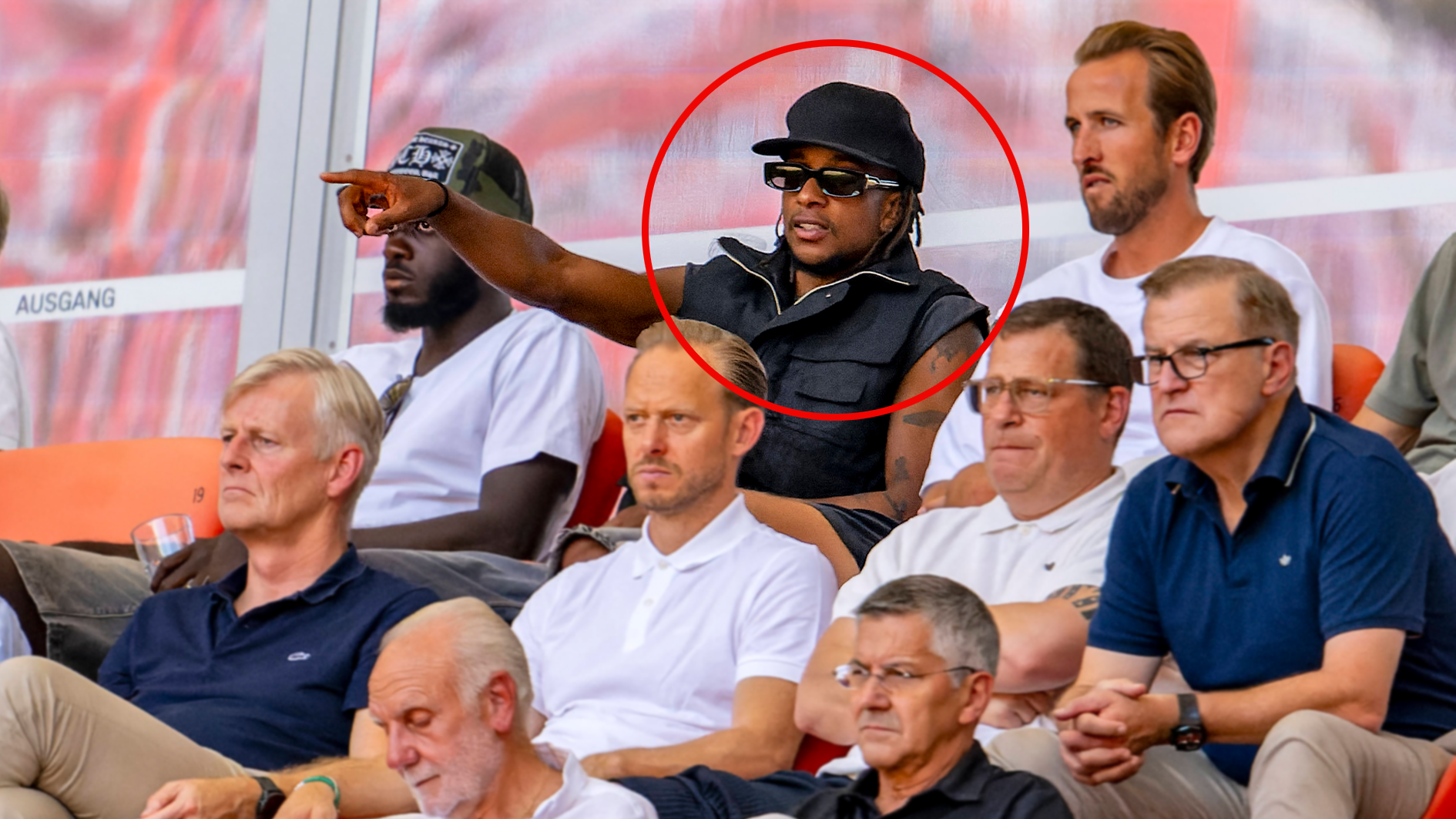 FC Bayern: Jacke bei über 30 Grad?! Olise-Outfit verblüfft Fans