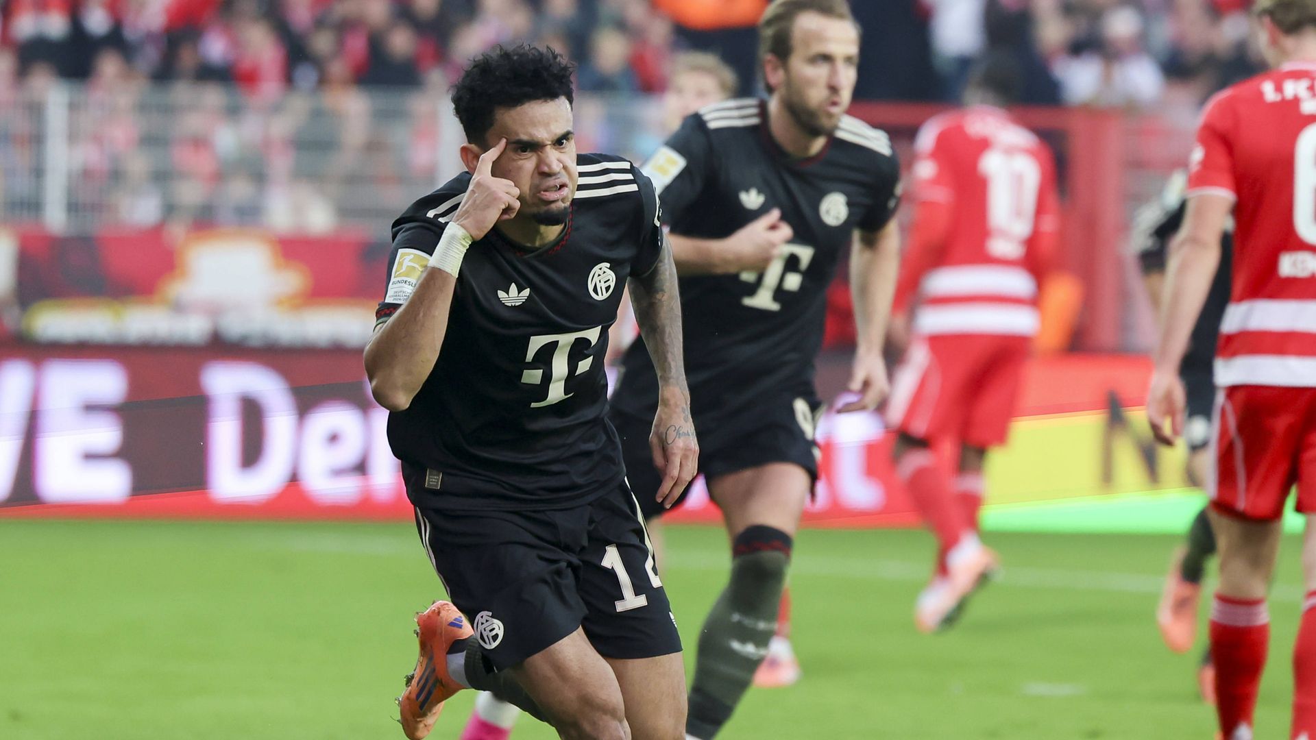 FC Bayern: Luis Díaz mit dreister Schwalbe! Wieder Wirbel um FCB-Star