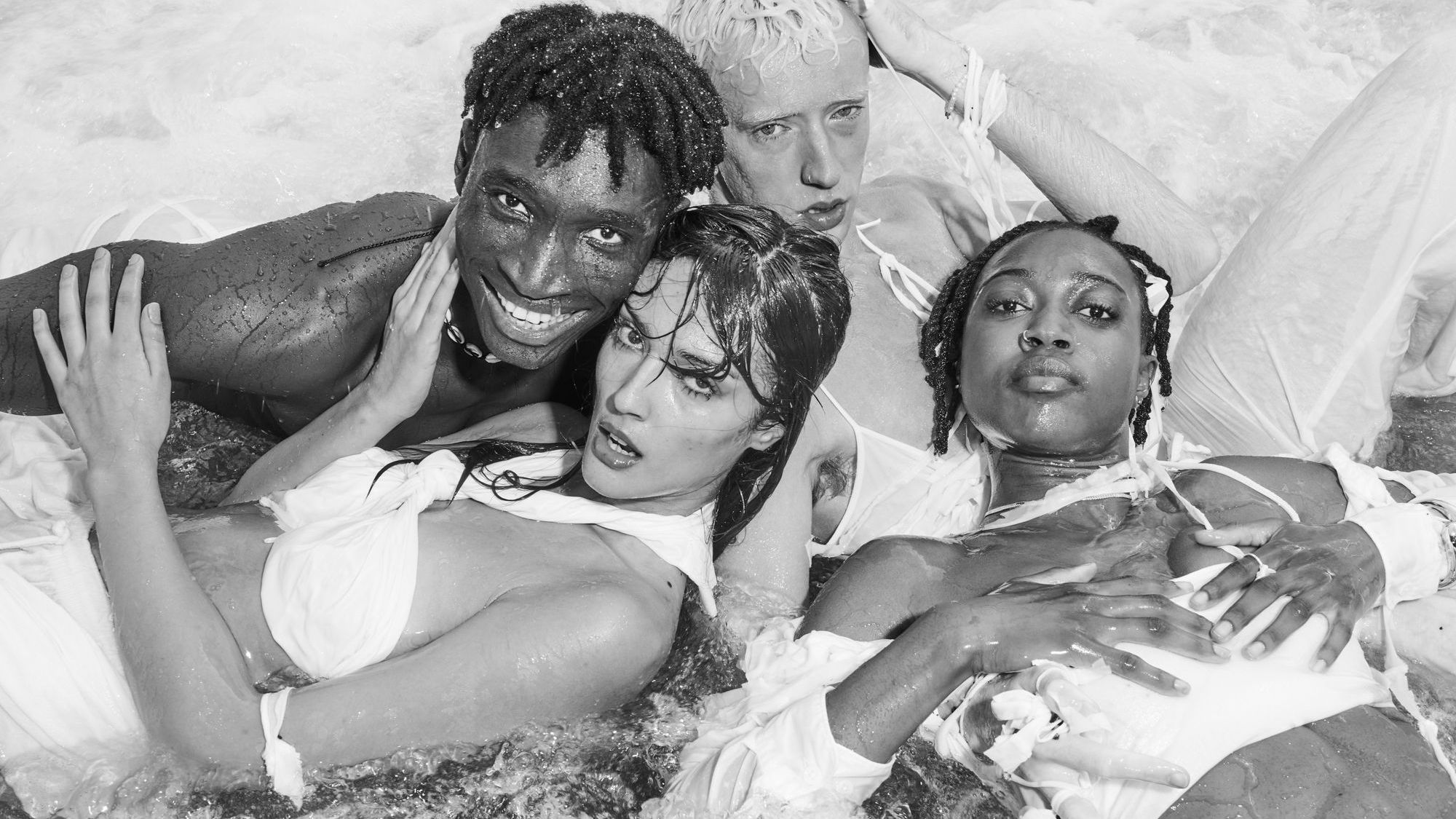 Bild zum Thema In der Brandung: So sexy posieren die Models beim Ocean-Shooting in Folge 4