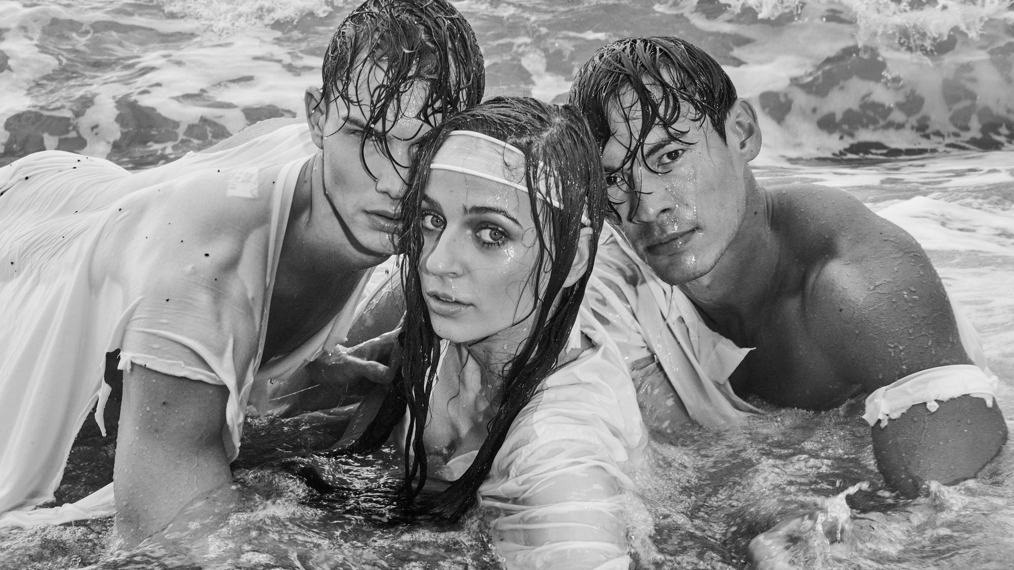 Bild zum Thema In der Brandung: So sexy posieren die Models beim Ocean-Shooting in Folge 4