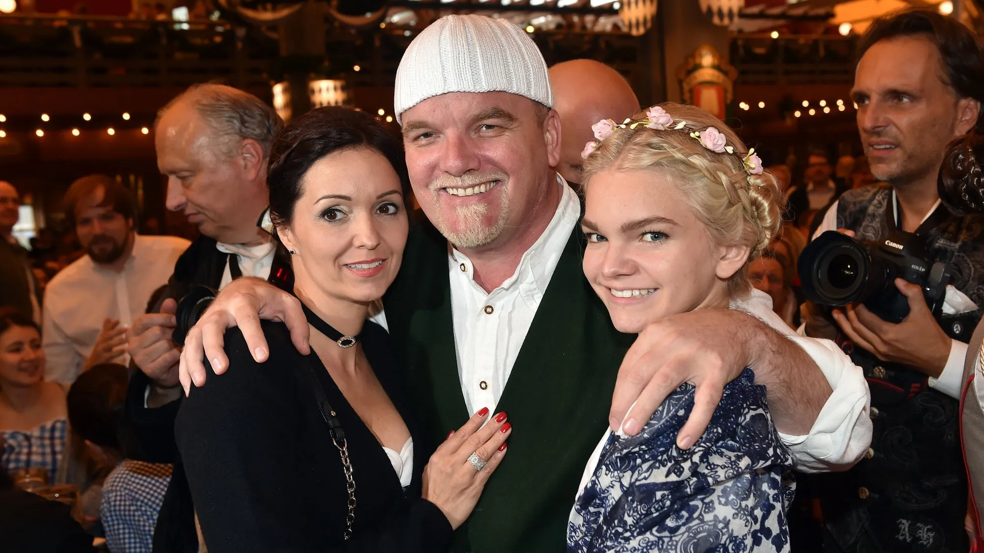 Folge DJ Ötzi und Tochter Lisa-Marie Friedle ins "Land der 'Stillen Nacht'"