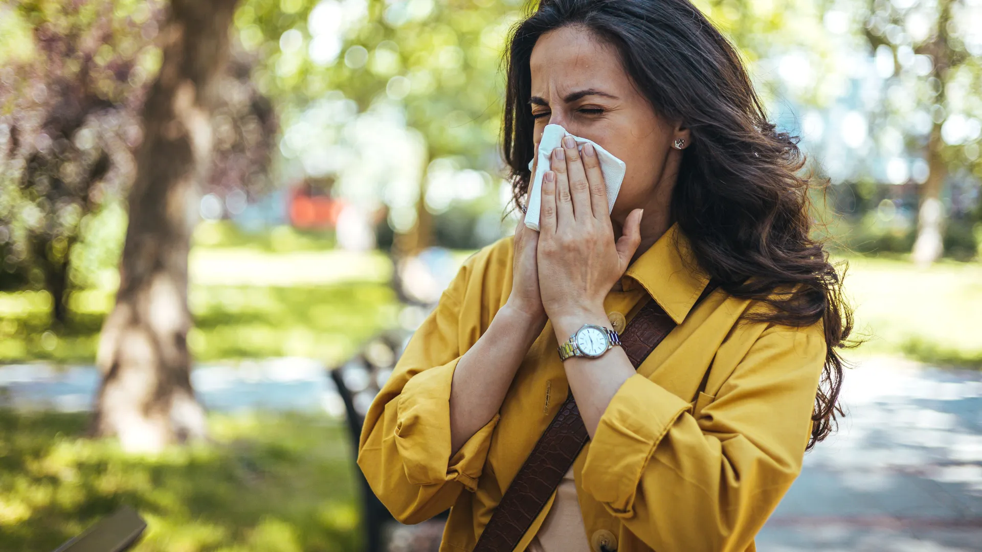 Pollensaison: Wie du Heuschnupfen von einer Erkältung unterscheidest