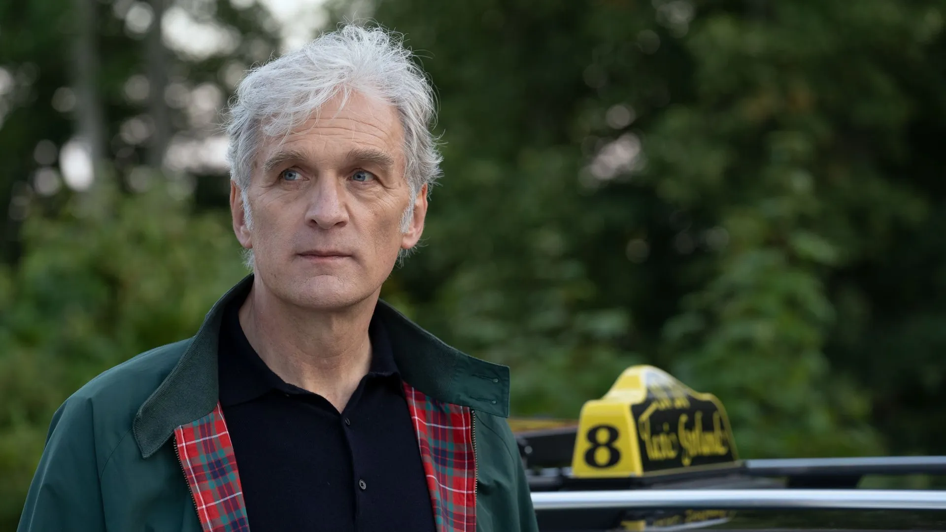 Walter Sittler blickt ernst in die Kamera vor nordischer Kulisse