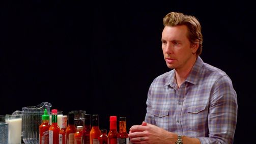 Hot Ones Hot Ones Staffel 3 Folge 10: Dax Shepard Does Mental Math While Eating Spicy Wings