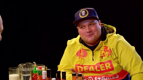 Hot Ones Hot Ones Staffel 3 Folge 8: Charlie Sloth Makes His Mum Proud Eating Spicy Wings