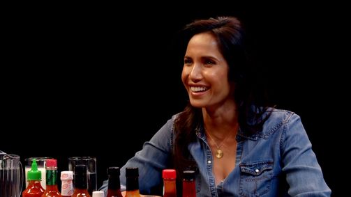 Hot Ones Hot Ones Staffel 3 Folge 1: Padma Lakshmi Gracefully Destroys Spicy Wings