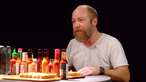 Hot Ones Hot Ones Staffel 3 Folge 9: Kyle Kinane Gets Angry Eating Spicy Wings