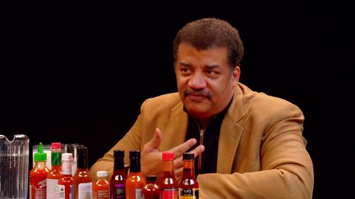 Hot Ones Hot Ones Staffel 3 Folge 17: Neil deGrasse Tyson Explains the Universe While Eating Spicy Wings