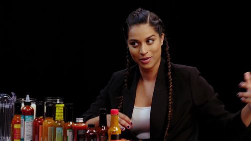 Hot Ones Hot Ones Staffel 7 Folge 7: Lilly Singh Fears for Her Life While Eating Spicy Wings