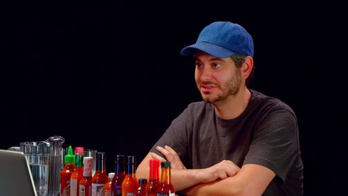 Hot Ones Hot Ones Staffel 3 Folge 11: H3H3 Productions Does Couples Therapy While Eating Spicy Wings
