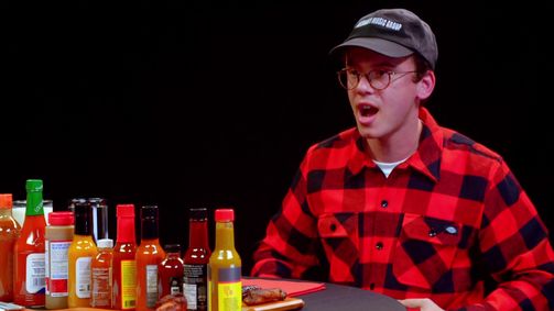 Hot Ones Hot Ones Staffel 4 Folge 21: Logic Solves a Rubik's Cube While Eating Spicy Wings