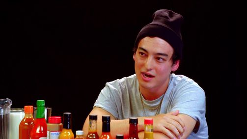 Hot Ones Hot Ones Staffel 4 Folge 10: Joji Sets His Face on Fire While Eating Spicy Wings