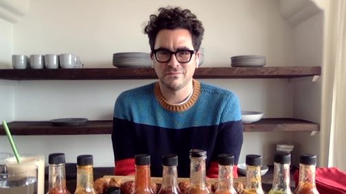 Hot Ones Hot Ones Staffel 12 Folge 4: Dan Levy Gets Panicky While Eating Spicy Wings