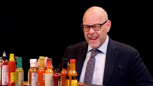 Hot Ones Hot Ones Staffel 5 Folge 15: Alton Brown Rigorously Reviews Spicy Wings