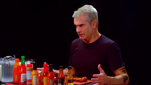 Hot Ones Hot Ones Staffel 4 Folge 8: Henry Rollins Channels His Anger at Spicy Wings