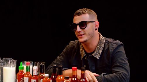 Hot Ones Hot Ones Staffel 3 Folge 14: DJ Snake Reveals His Human Side While Eating Spicy Wings