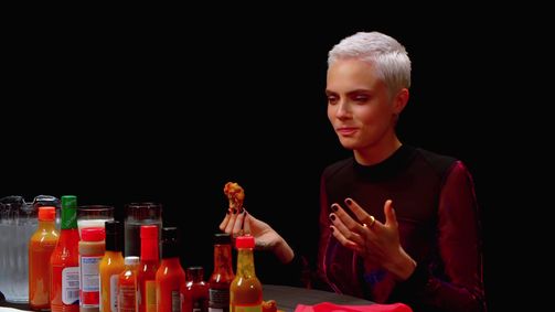 Hot Ones Hot Ones Staffel 4 Folge 1: Cara Delevingne Shows Her Hot Sauce Balls While Eating Spicy Wings