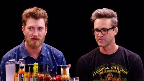 Hot Ones Hot Ones Staffel 6 Folge 11: Rhett & Link Hiccup Uncontrollably While Eating Spicy Wings