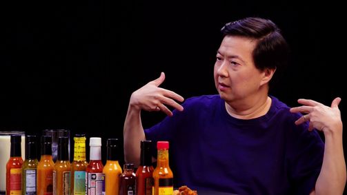 Hot Ones Hot Ones Staffel 8 Folge 4: Ken Jeong Performs a Physical While Eating Spicy Wings