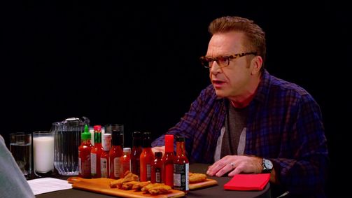 Hot Ones Hot Ones Staffel 3 Folge 20: Tom Arnold Melts Down While Eating Spicy Wings