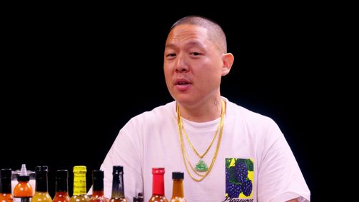 Hot Ones Hot Ones Staffel 6 Folge 13: Eddie Huang Seeks Revenge Against Spicy Wings