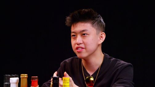 Hot Ones Hot Ones Staffel 5 Folge 4: Rich Brian Experiences Peak Bromance While Eating Spicy Wings