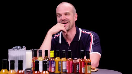 Hot Ones Hot Ones Staffel 15 Folge 8: David Harbour Feels Out of Control While Eating Spicy Wings