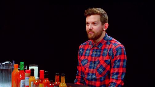 Hot Ones Hot Ones Staffel 4 Folge 9: Dillon Francis Hurts His Body with Spicy Wings