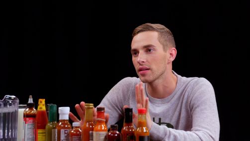 Hot Ones Hot Ones Staffel 5 Folge 9: Adam Rippon Competes in the Olympics of Eating Spicy Wings