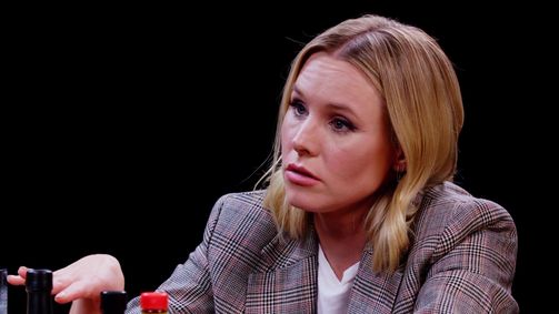 Hot Ones Hot Ones Staffel 9 Folge 11: Kristen Bell Ponders Morality While Eating Spicy Wings