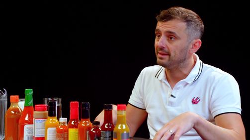 Hot Ones Hot Ones Staffel 4 Folge 13: Gary Vaynerchuk Tests His Mental Toughness While Eating Spicy Wings