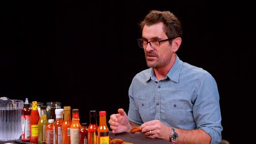 Hot Ones Hot Ones Staffel 5 Folge 7: Ty Burrell Fears Sudden Death While Eating Spicy Wings