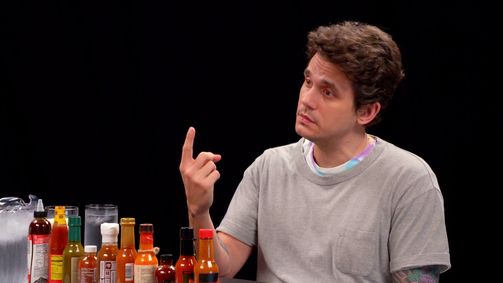Hot Ones Hot Ones Staffel 5 Folge 16: John Mayer Has a Sing-Off While Eating Spicy Wings