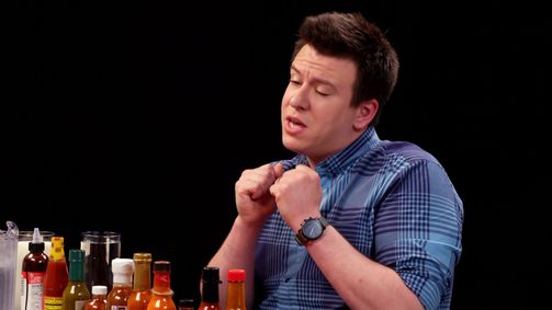 Hot Ones Hot Ones Staffel 5 Folge 12: Philip DeFranco Sets a YouTube Record While Eating Spicy Wings