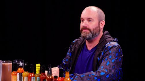 Hot Ones Hot Ones Staffel 6 Folge 5: Tom Segura Tears Up While Eating Spicy Wings