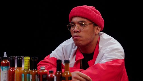 Hot Ones Hot Ones Staffel 7 Folge 3: Anderson .Paak Sings Hot Sauce Ballads While Eating Spicy Wings