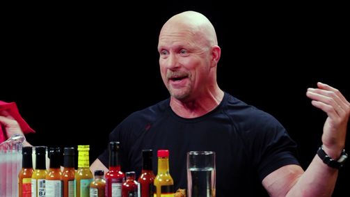 Hot Ones Hot Ones Staffel 9 Folge 12: Stone Cold Steve Austin Puts the Stunner on Spicy Wings