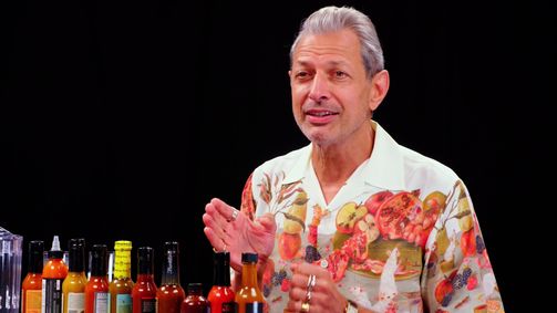 Hot Ones Hot Ones Staffel 6 Folge 12: Jeff Goldblum Says He Likes to Be Called Daddy While Eating Spicy Wings