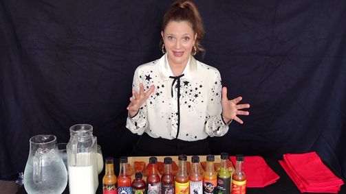 Hot Ones Hot Ones Staffel 12 Folge 9: Drew Barrymore Has a Hard Time Processing While Eating Hot Wings