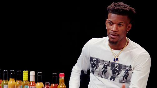 Hot Ones Hot Ones Staffel 8 Folge 10: Jimmy Butler Goes Rocky Balboa on Spicy Wings