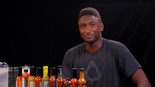 Hot Ones Hot Ones Staffel 6 Folge 3: Marques Brownlee Ranks Hot Sauce Labels While Eating Spicy Wings