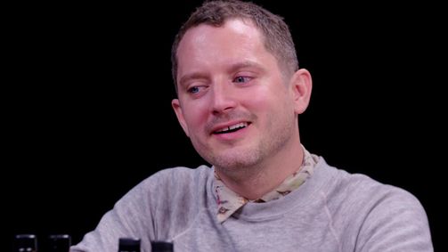 Hot Ones Hot Ones Staffel 15 Folge 12: Elijah Wood Tastes the Lava of Mount Doom While Eating Spicy Wings
